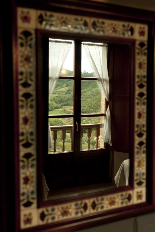 Trisqueles Y Buganvillas Villaviciosa  Camera foto